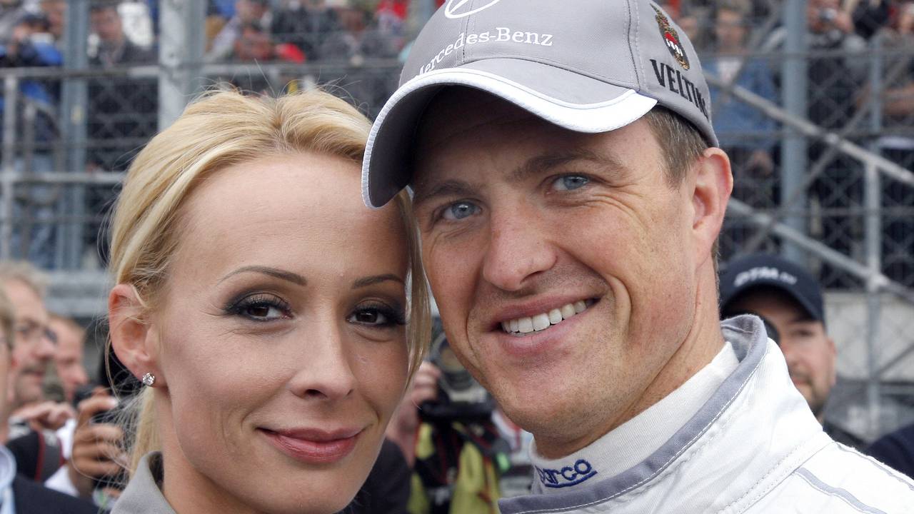 Rennfahrer Ralf Schumacher steht am 18. Mai 2008 in Klettwitz (Brandenburg) auf dem EuroSpeedway Lausitz neben seiner Frau Cora.