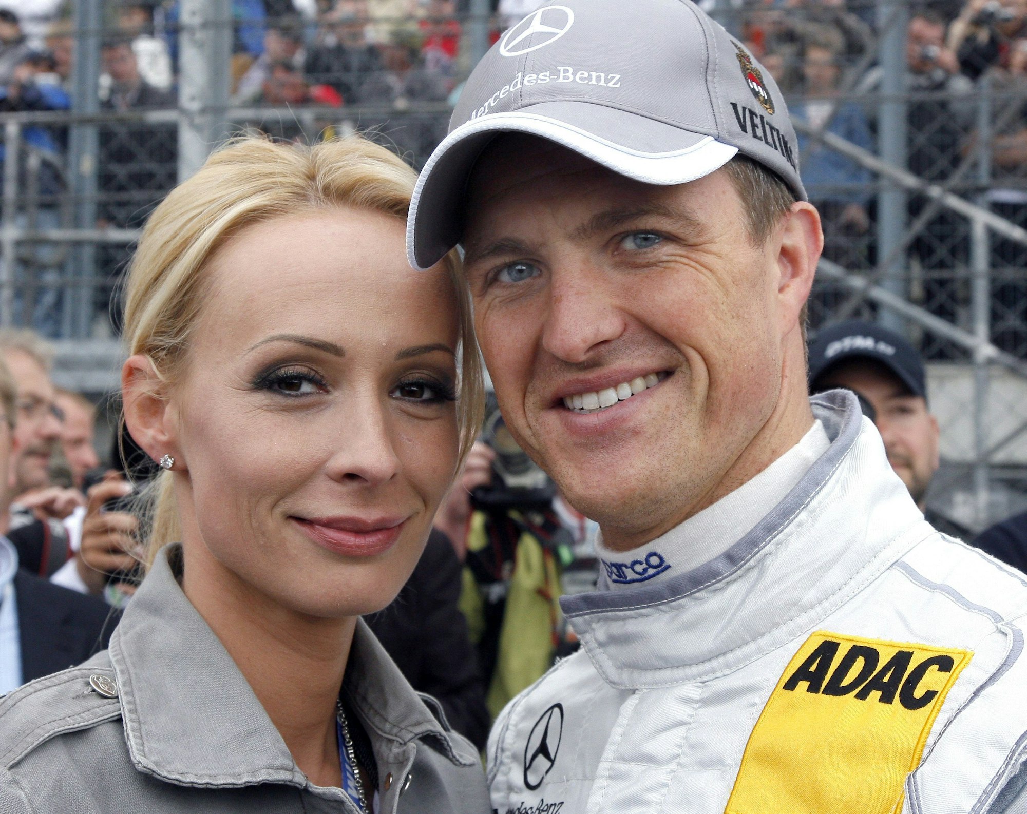 Rennfahrer Ralf Schumacher steht am 18. Mai 2008 in Klettwitz (Brandenburg) auf dem EuroSpeedway Lausitz neben seiner Frau Cora.