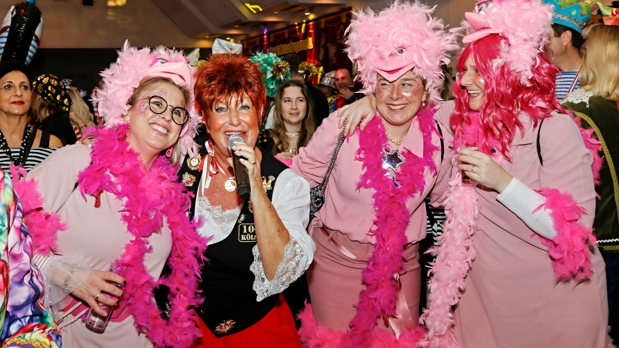 Marita Köllner singt zwischen den Jecken.