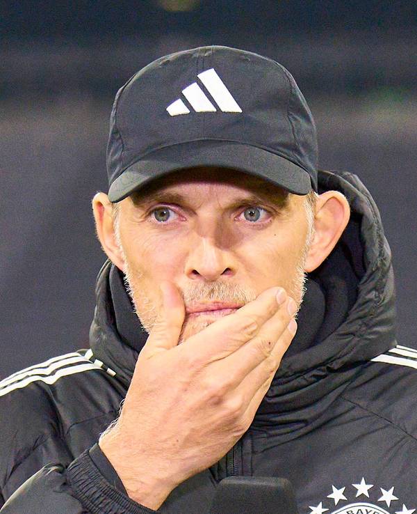 Thomas Tuchel fasst sich nach einem Spiel des FC Bayern München nachdenklich mit der Hand ins Gesicht.