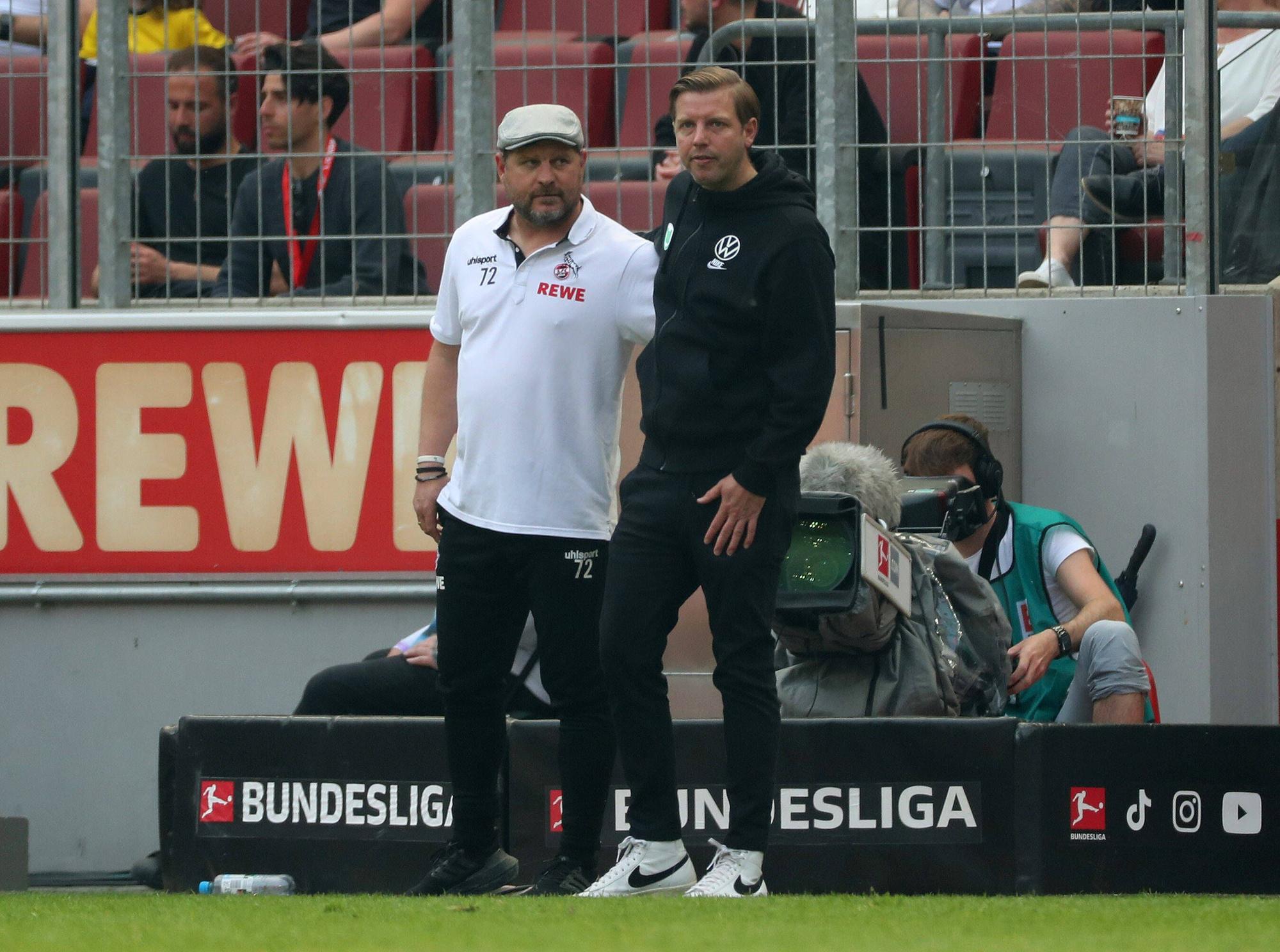 Florian Kohfeldt begrüßt Steffen Baumgart vor dem Bundesliga-Spiel 1. FC Köln gegen den VfL Wolfsburg