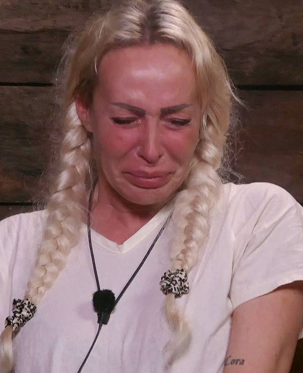 Das Foto stammt aus der RTL-Show Dschungelcamp und zeigt Kandidatin Cora Schumacher weinend im sogenannten Dschungeltelefon.