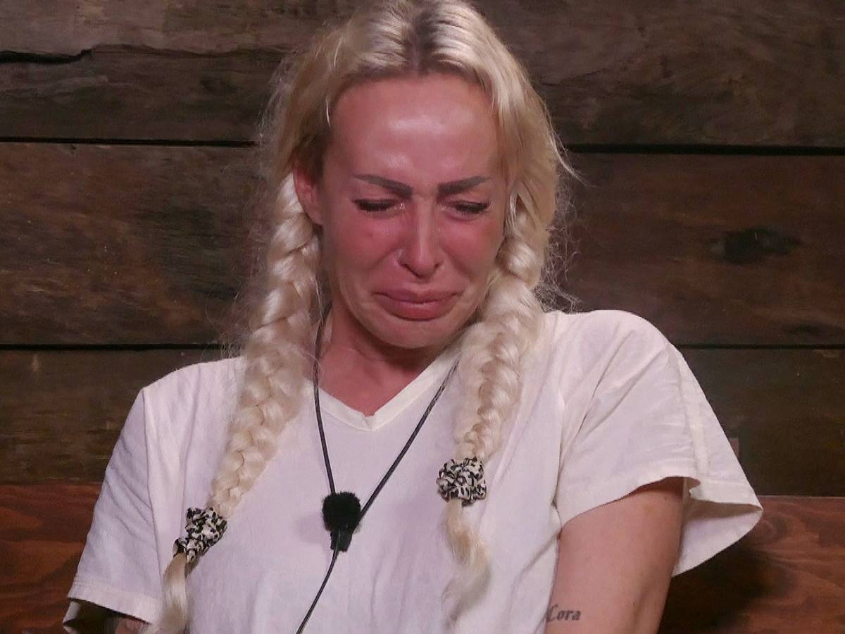 Das Foto stammt aus der RTL-Show Dschungelcamp und zeigt Kandidatin Cora Schumacher weinend im sogenannten Dschungeltelefon.