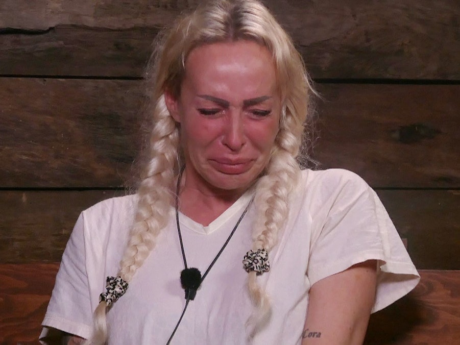 Das Foto stammt aus der RTL-Show Dschungelcamp und zeigt Kandidatin Cora Schumacher weinend im sogenannten Dschungeltelefon.