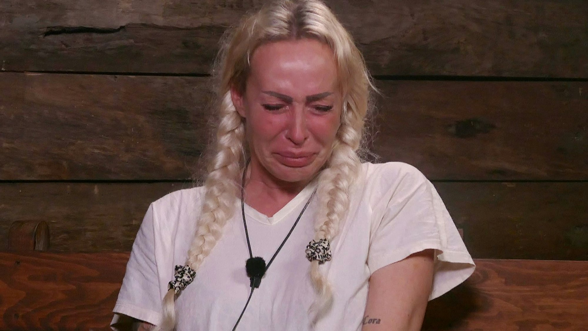 Das Foto stammt aus der RTL-Show Dschungelcamp und zeigt Kandidatin Cora Schumacher weinend im sogenannten Dschungeltelefon.