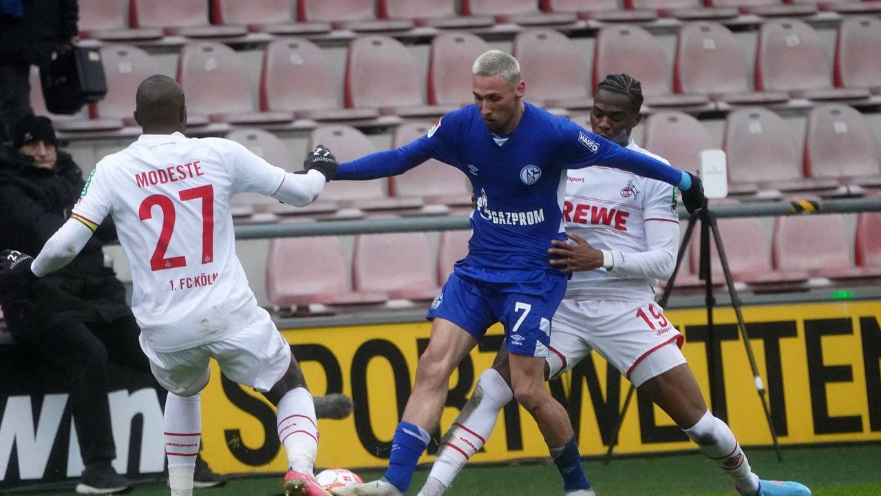 Testspiel des 1. FC Köln gegen den FC Schalke 04 im Jahr 2022 mit Anthony Modeste, Darko Churlinov und Kingsley Ehizibue (v.l.).