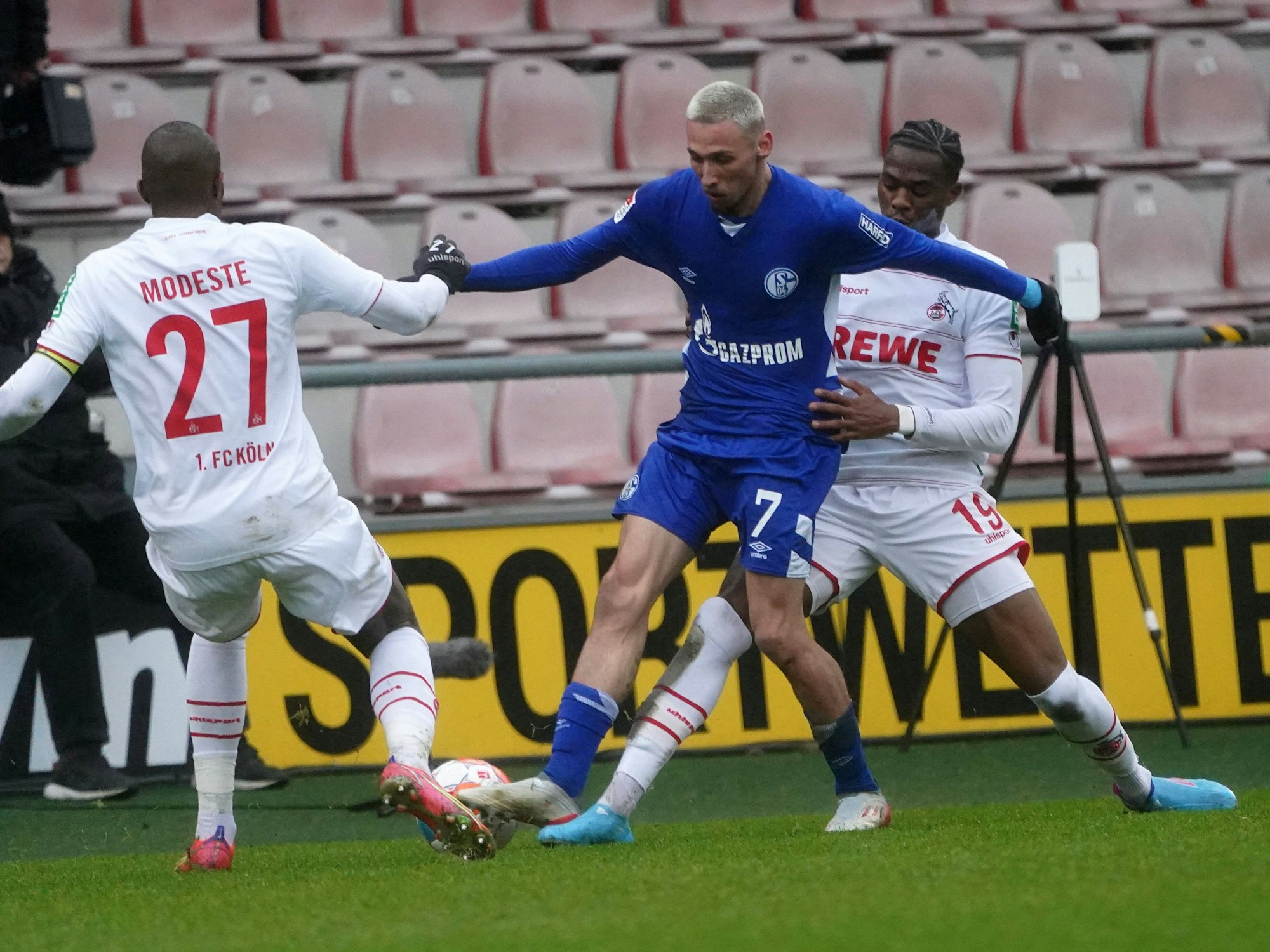 Testspiel des 1. FC Köln gegen den FC Schalke 04 im Jahr 2022 mit Anthony Modeste, Darko Churlinov und Kingsley Ehizibue (v.l.).
