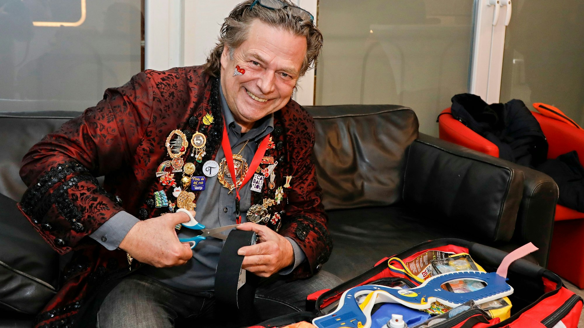 Physio Wilfried Wiltschek mit seinem Notfallrucksack.