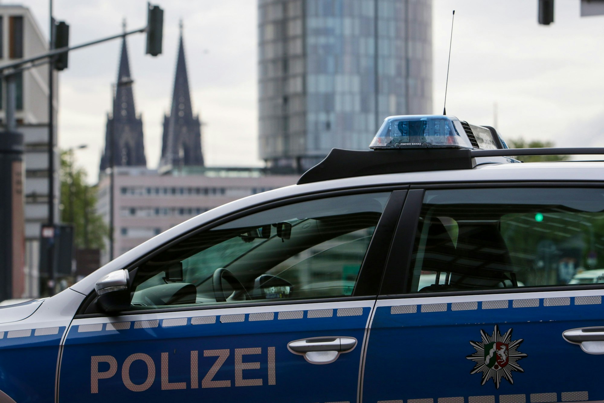 Ein Polizeiauto - Die Polizei Rhein-Erft-Kreis fahndet nach Dieben, die Wohnmobile in Wesseling und Brühl entwendet haben.