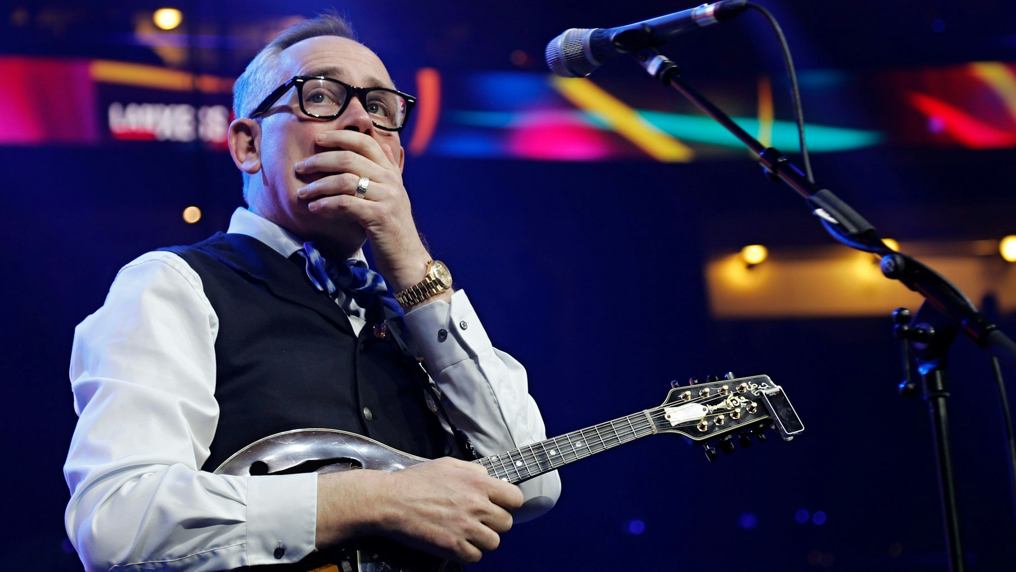 JP Weber steht auf der Bühne.