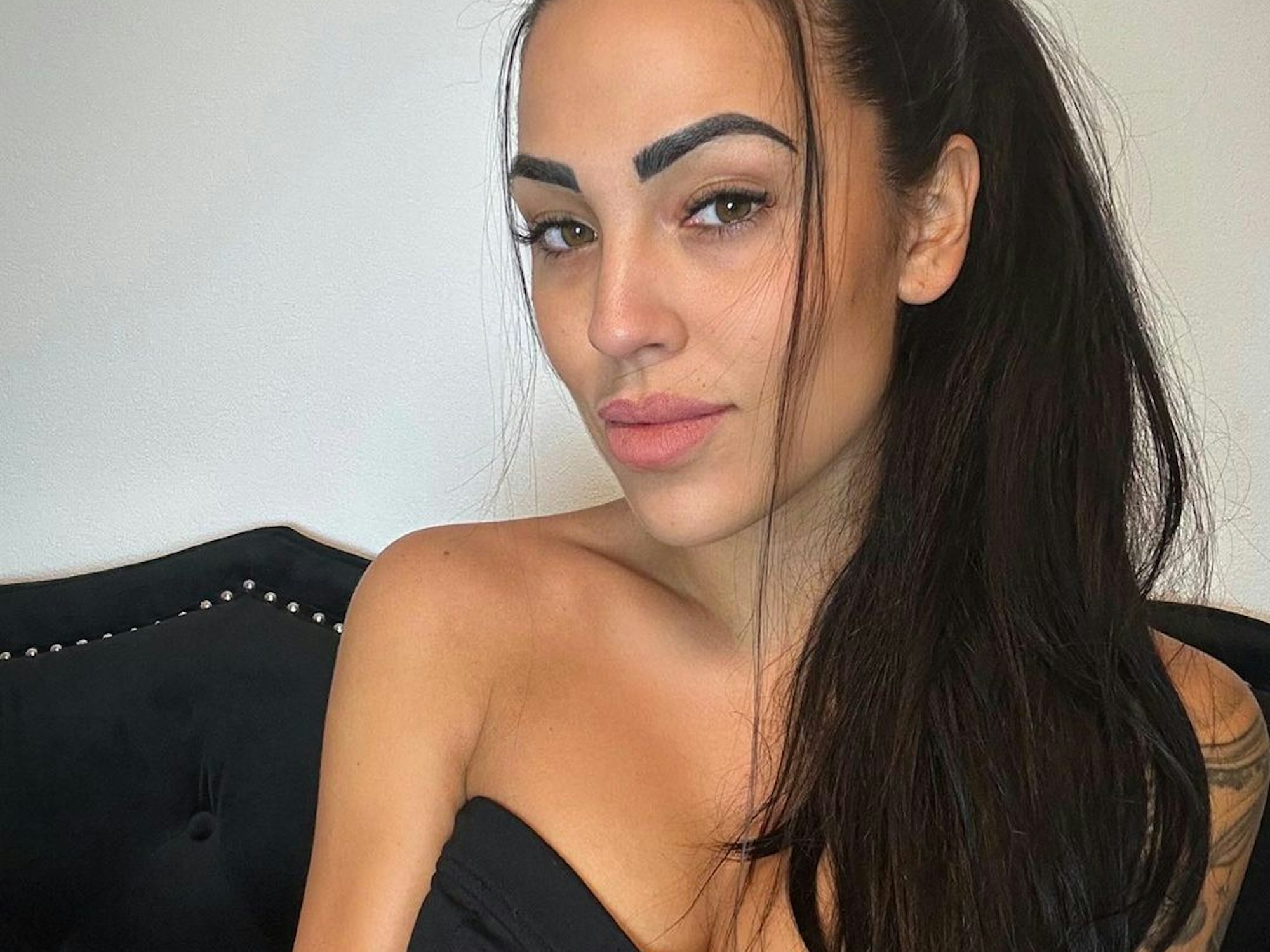 Elena Miras guckt in die Kamera.