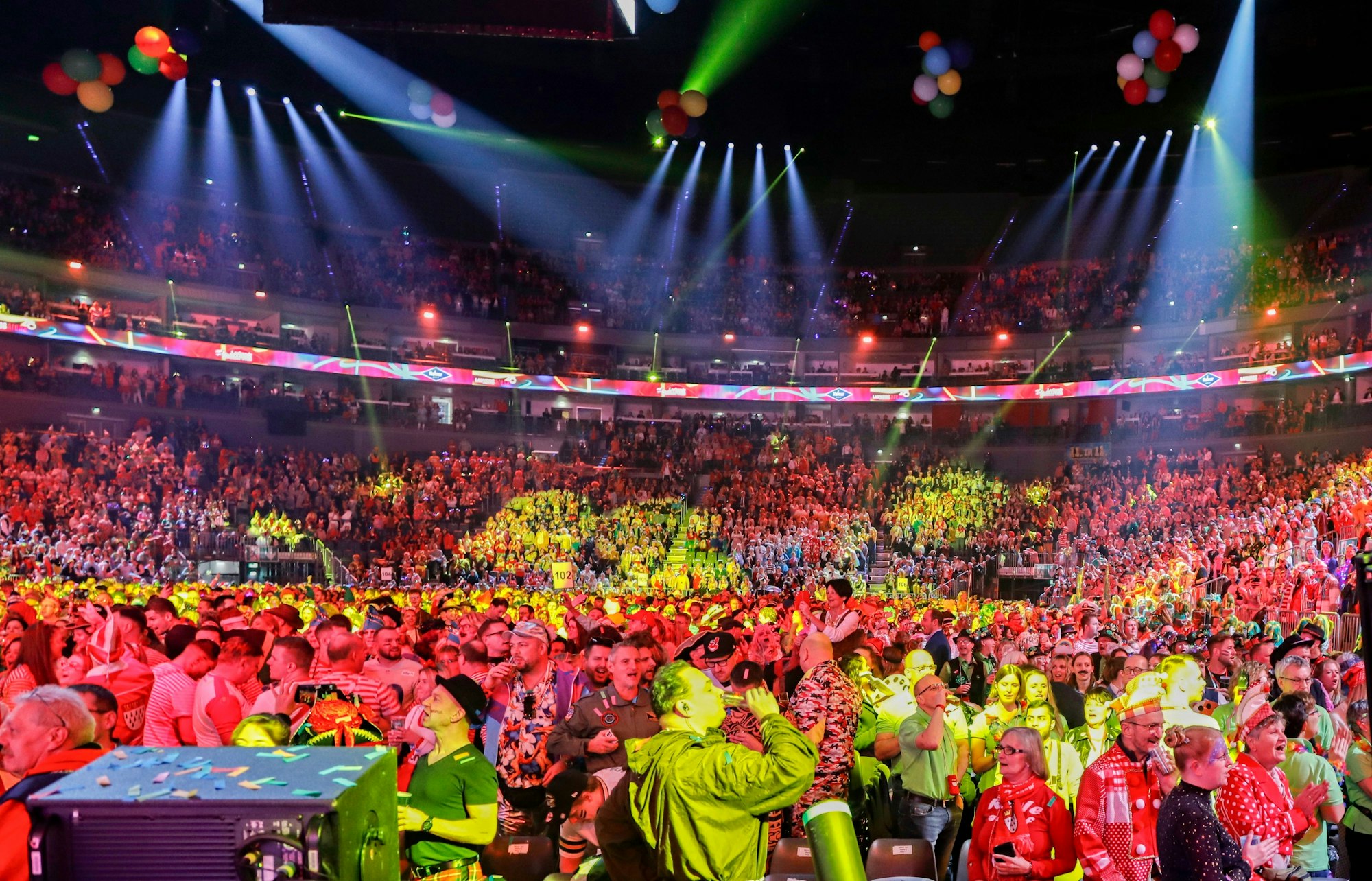 Blick in die volle Lanxess-Arena.
