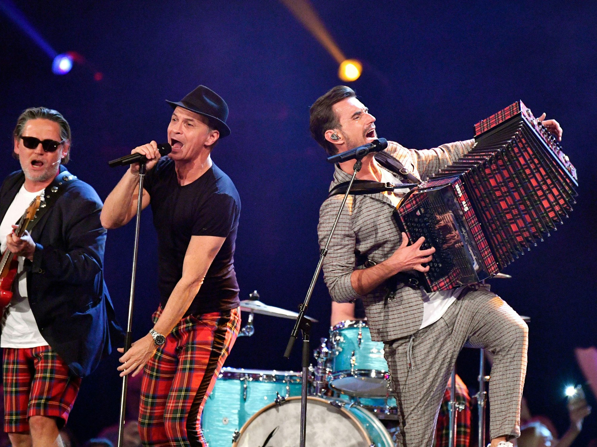 Florian Silbereisen und Brings auf der Bühne.