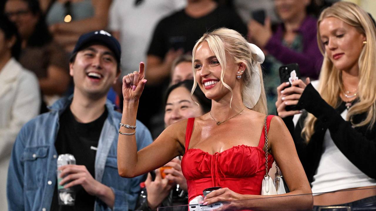 Morgan Riddle am 21. Januar 2024 auf der Tribüne, nachdem ihr Freund im Achtelfinale bei den Australian Open Stefanos Tsitsipas ausgeschaltet hat.