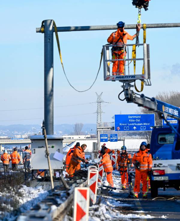 Die alte A1-Rheinbrücke wird abgeklemmt und die Schrankenanlagen entfernt.