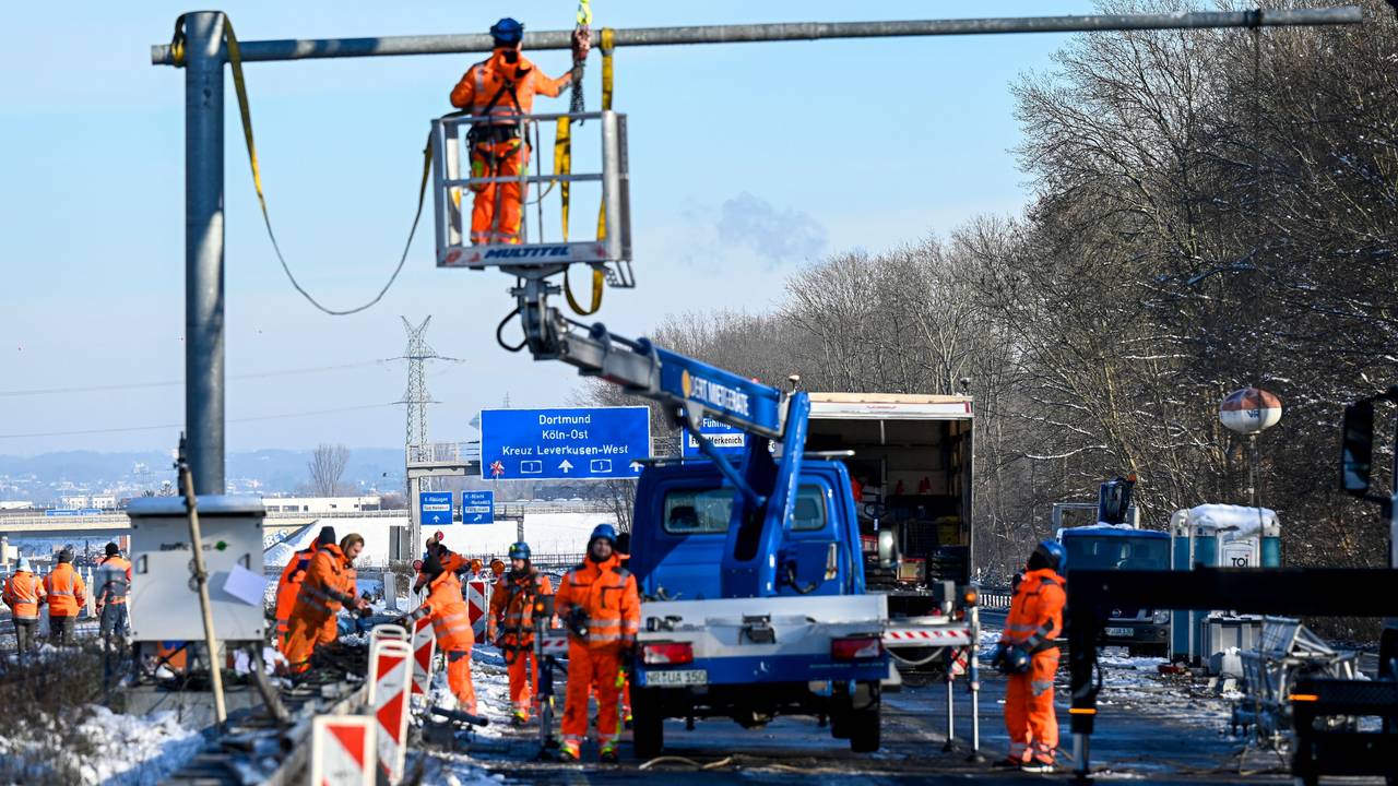 Die alte A1-Rheinbrücke wird abgeklemmt und die Schrankenanlagen entfernt.