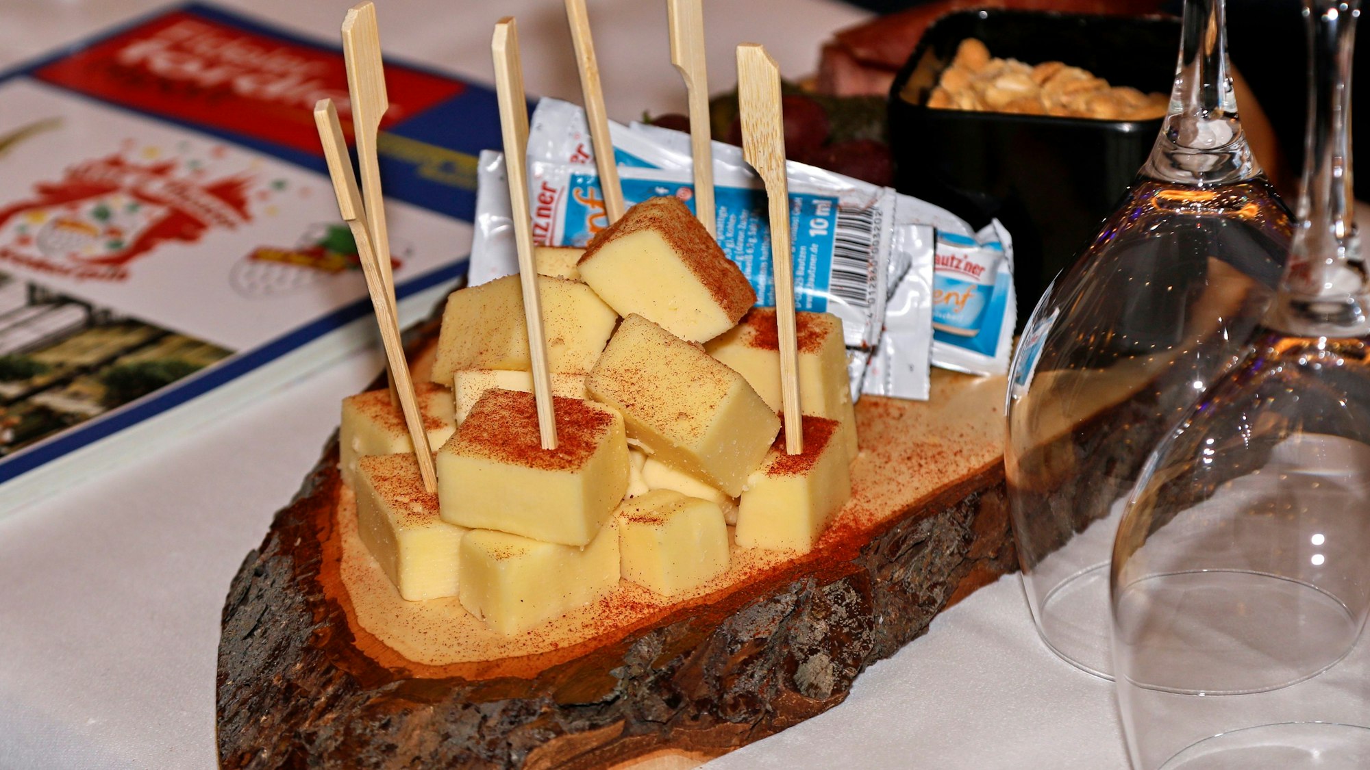 Blick auf ein paar Käsewürfel.