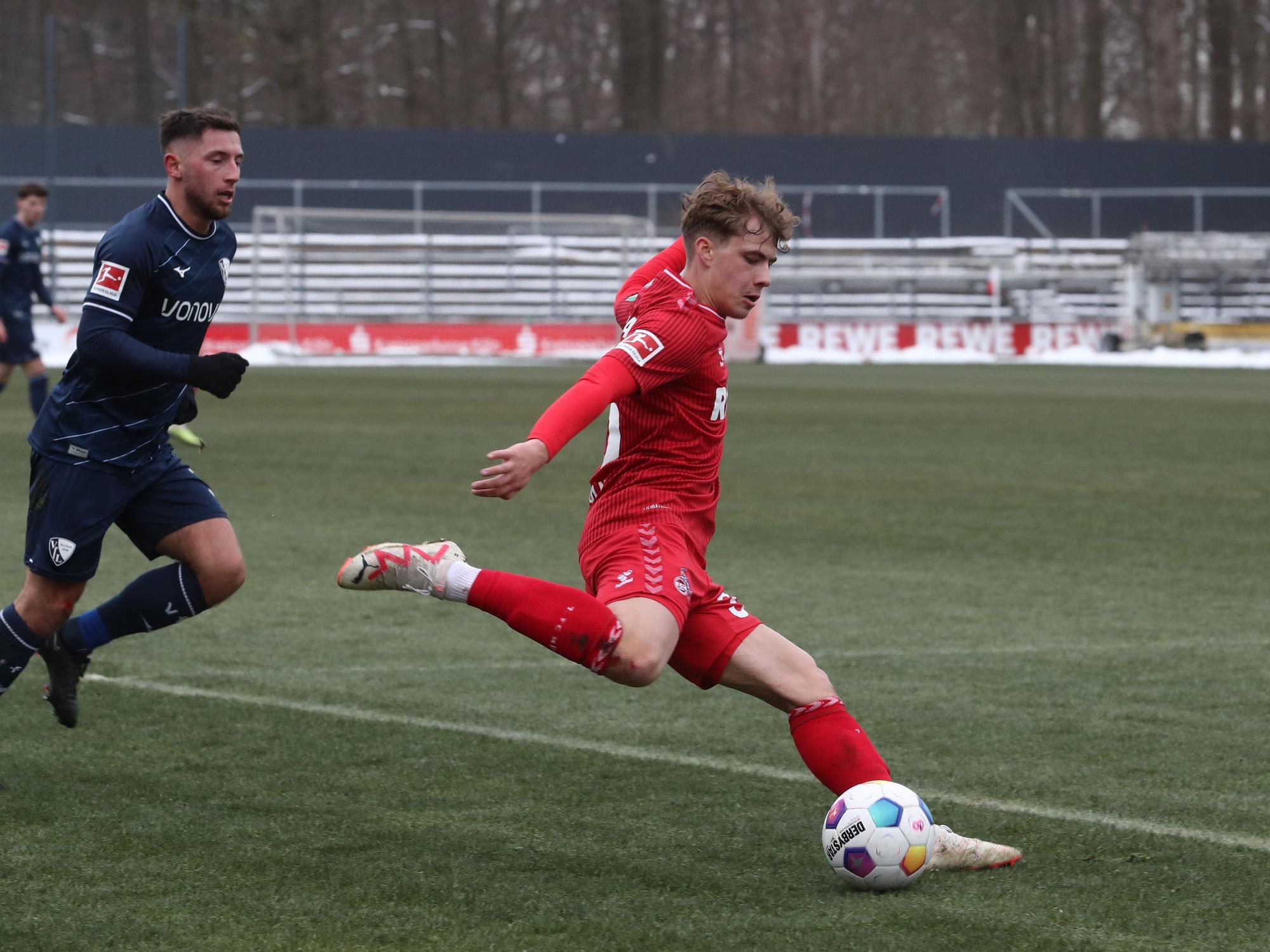 Meiko Wäschenbach (1. FC Köln) schießt den Ball.