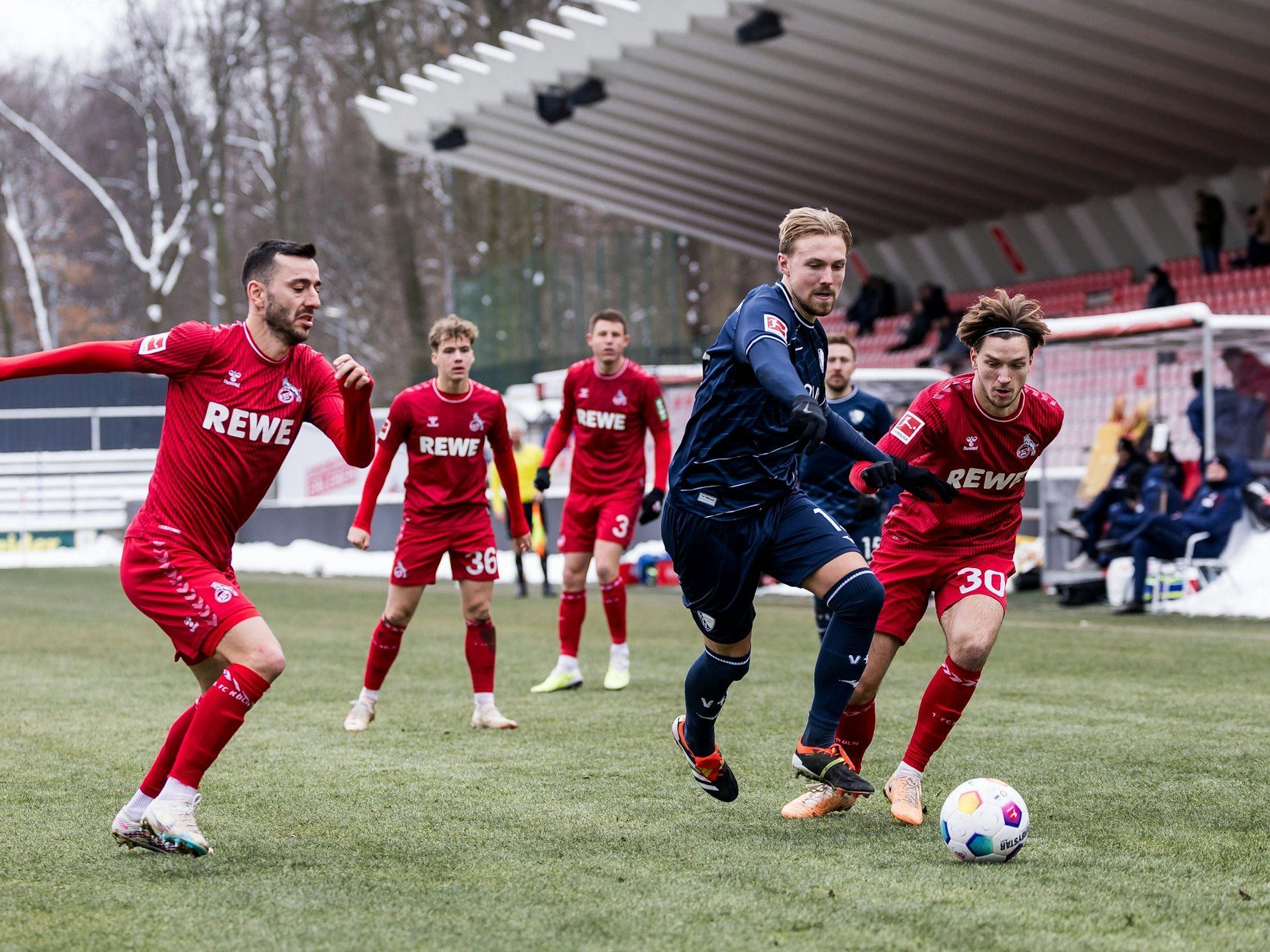 Noah Katterbach (r.), hier am 21. Januar 2024 im Testspiel gegen den VfL Bochum, muss von den Profis zur U21.