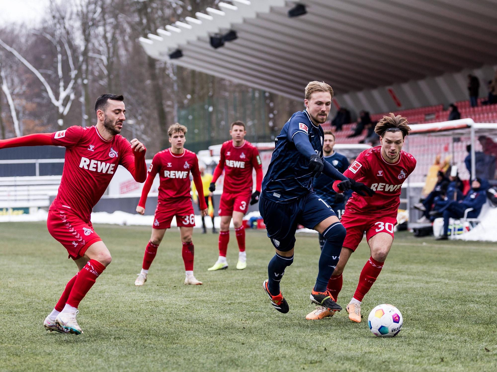 Noah Katterbach (r.), hier am 21. Januar 2024 im Testspiel gegen den VfL Bochum, muss von den Profis zur U21.