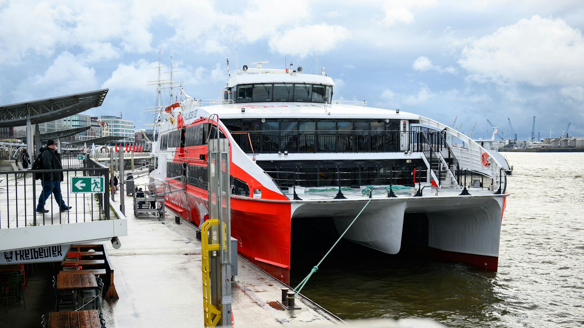 Das Symbolfoto zeigt den Helgoland-Katamaran vor der Abfahrt an den Landungsbrücken.