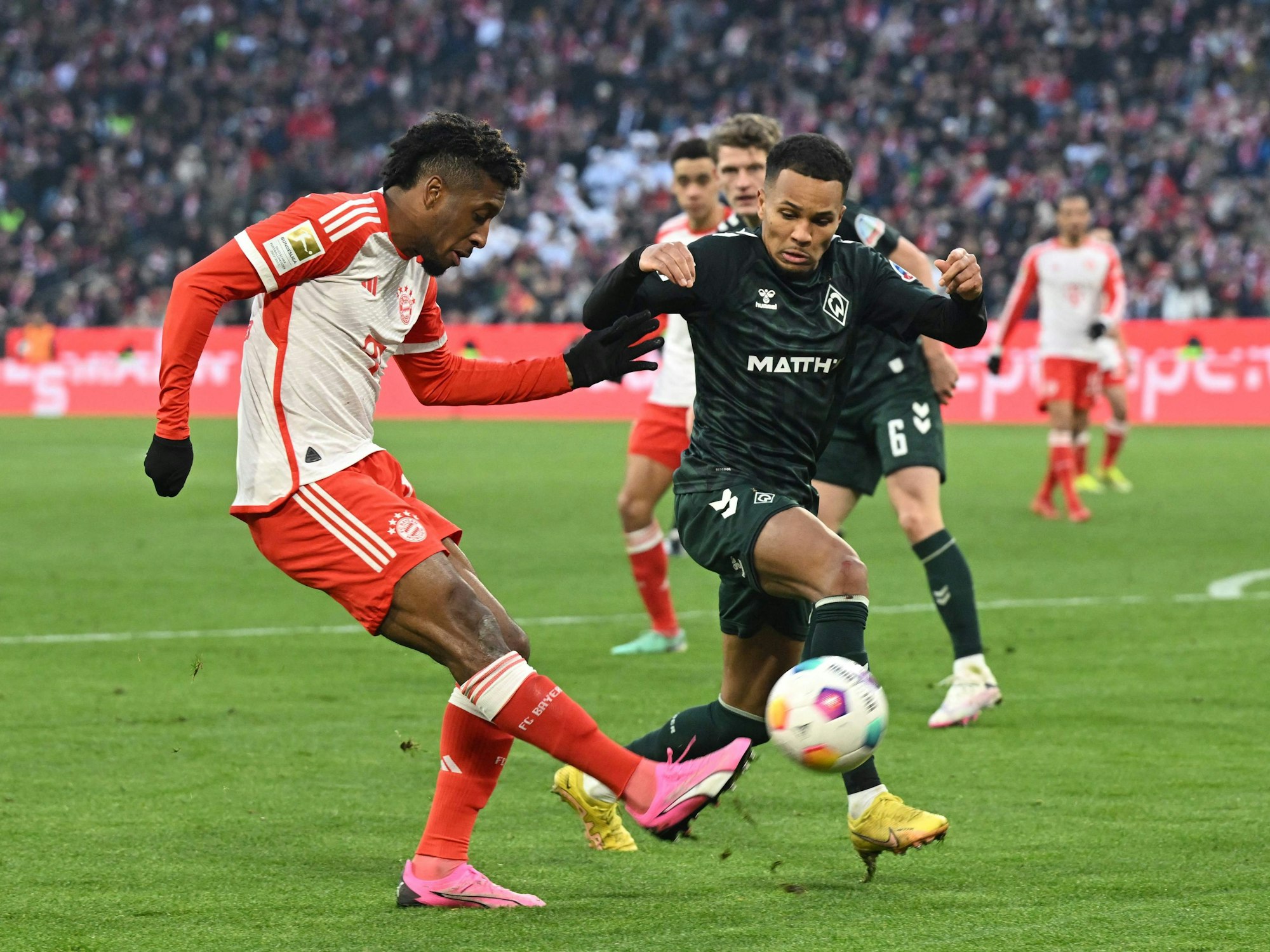 Justin Njinmah (r.) versucht einen Schuss von Kingsley Coman zu blocken.