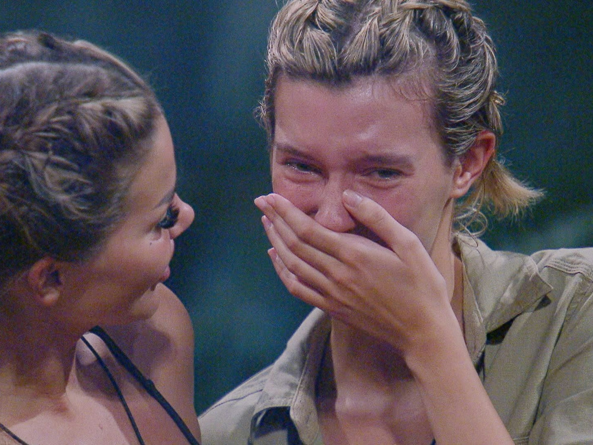 Anya Elsner (r.) weint im Dschungelcamp. Links: Kim Virginia