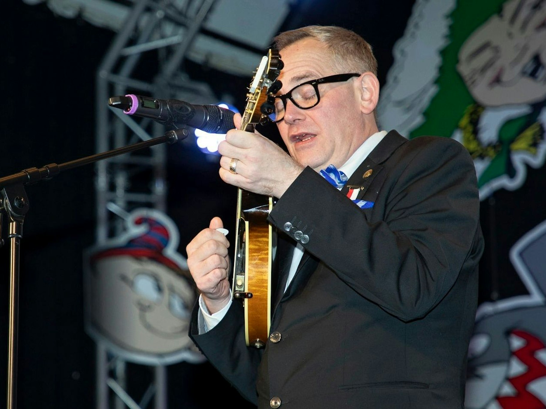 JP Weber steht auf der Bühne.