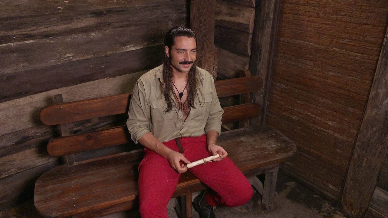 Fabio Knez holt einen Zettel aus dem Dschungeltelefon.