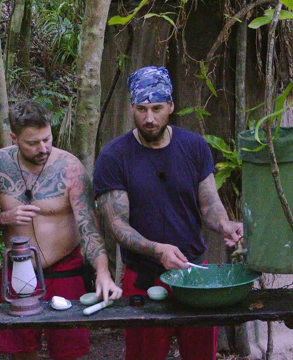 Felix von Jascheroff (l.) und Mike Heiter sprechen während der Morgentoilette über Kim