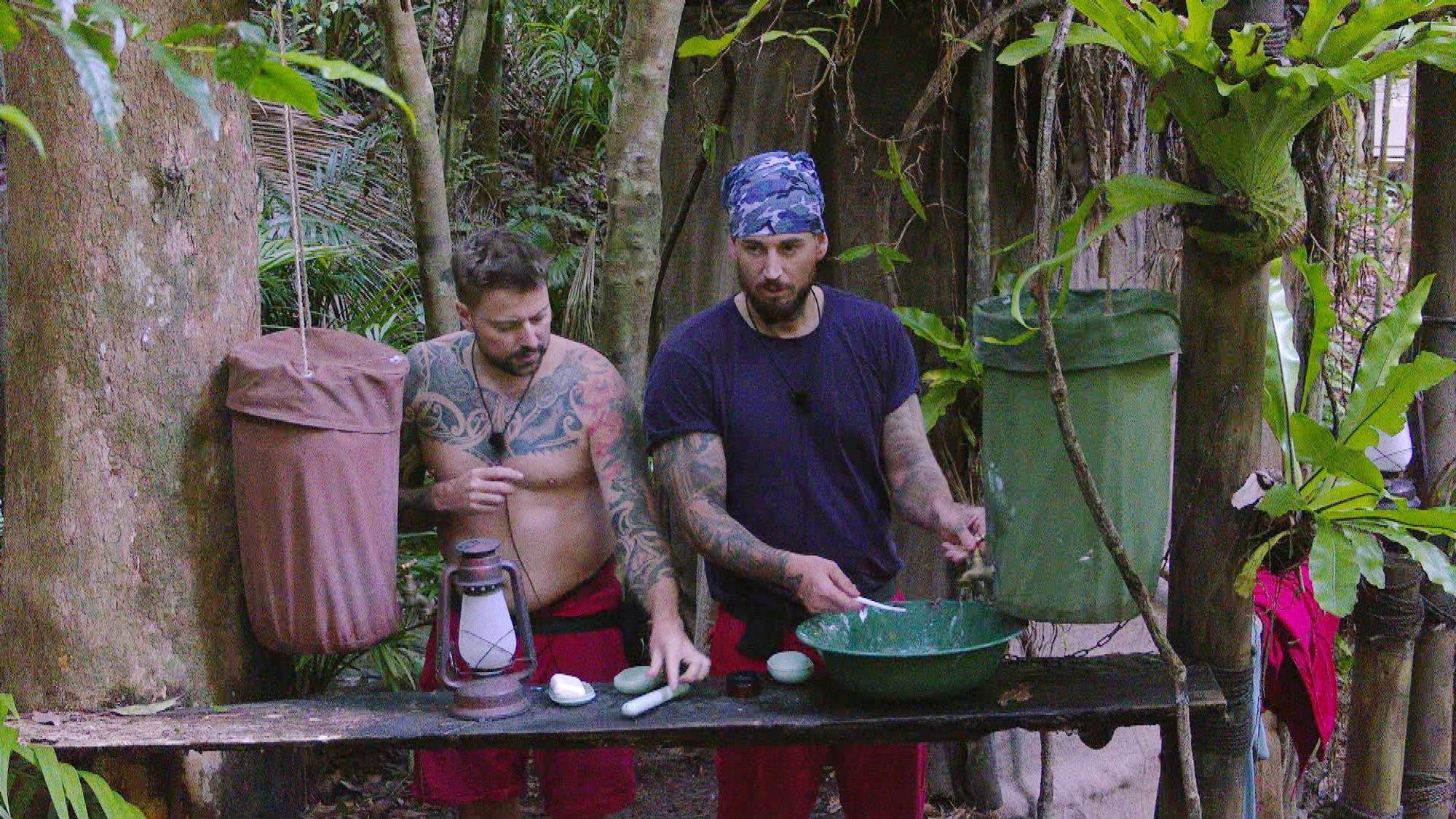 Felix von Jascheroff (l.) und Mike Heiter sprechen während der Morgentoilette über Kim
