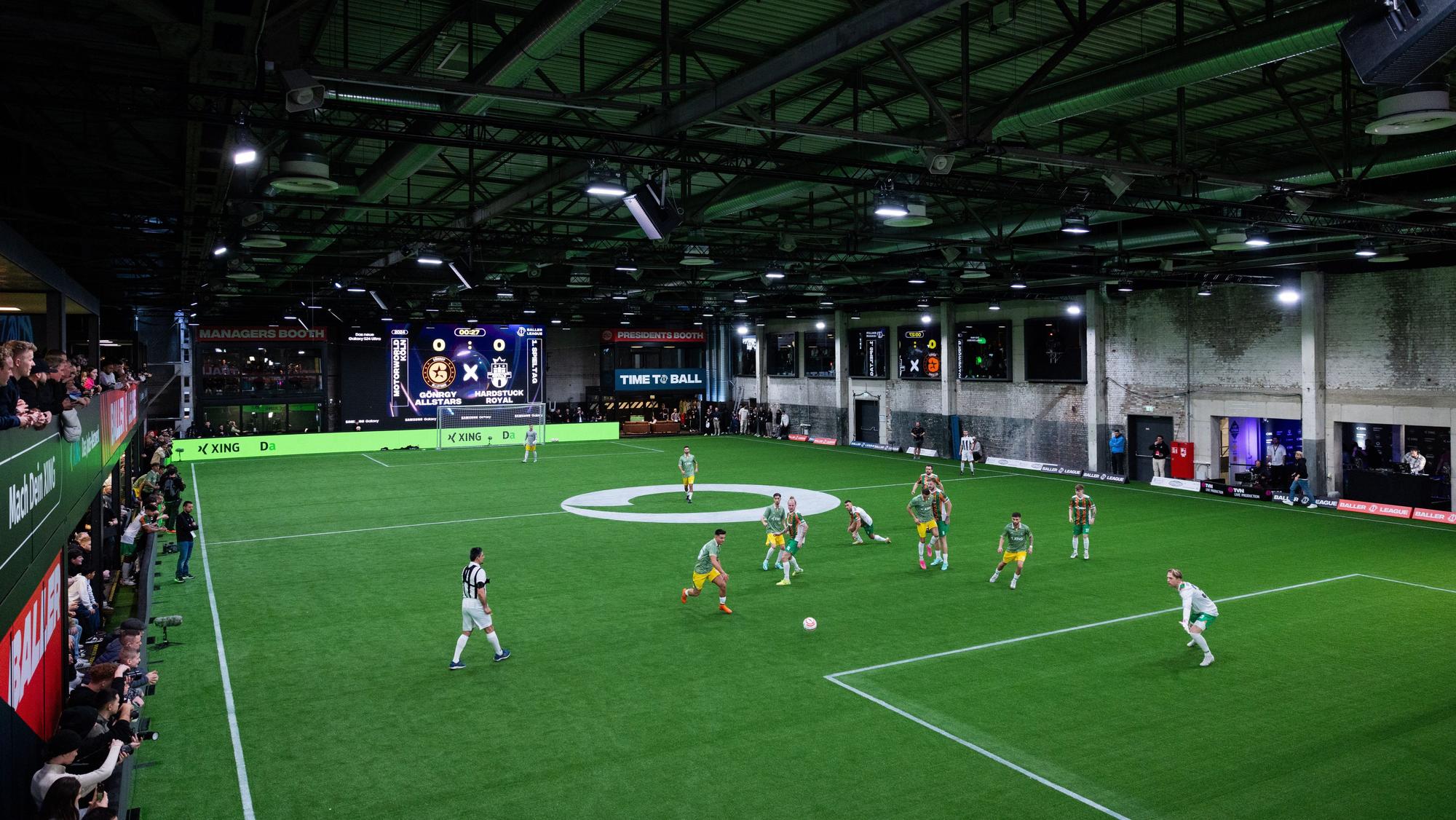 Zwei Teams spielen in der Motorworld in Köln ein Spiel der Baller League aus.