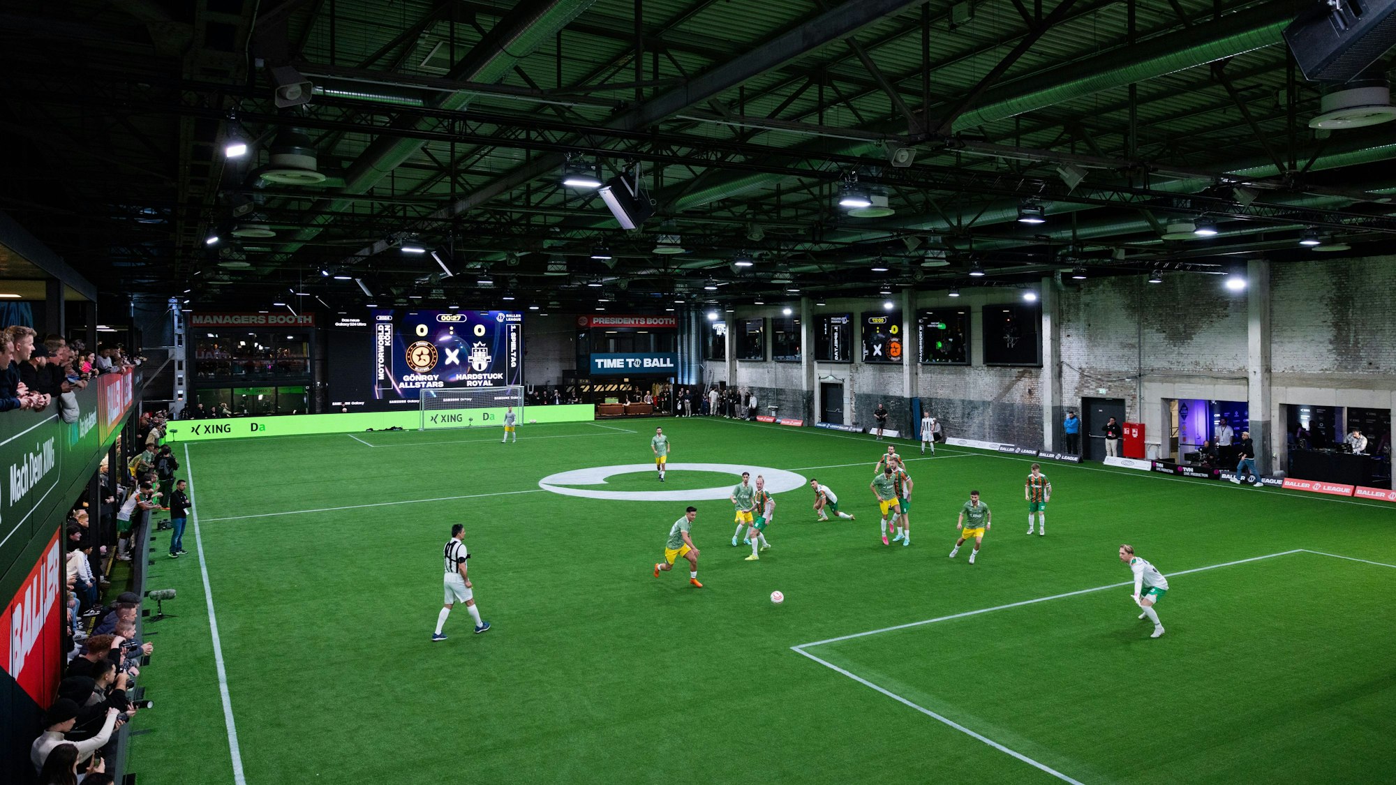 Zwei Teams spielen in der Motorworld in Köln ein Spiel der Baller League aus.