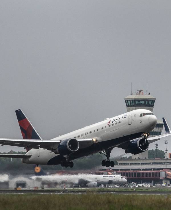 Ein Flugzeug von Delta Airlines startet am Flughafen Tegel.