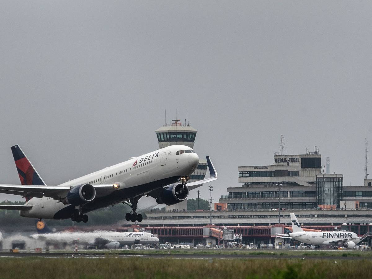 Ein Flugzeug von Delta Airlines startet am Flughafen Tegel.