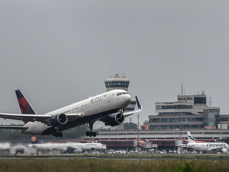 Ein Flugzeug von Delta Airlines startet am Flughafen Tegel.