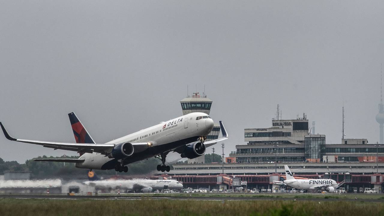 Ein Flugzeug von Delta Airlines startet am Flughafen Tegel.