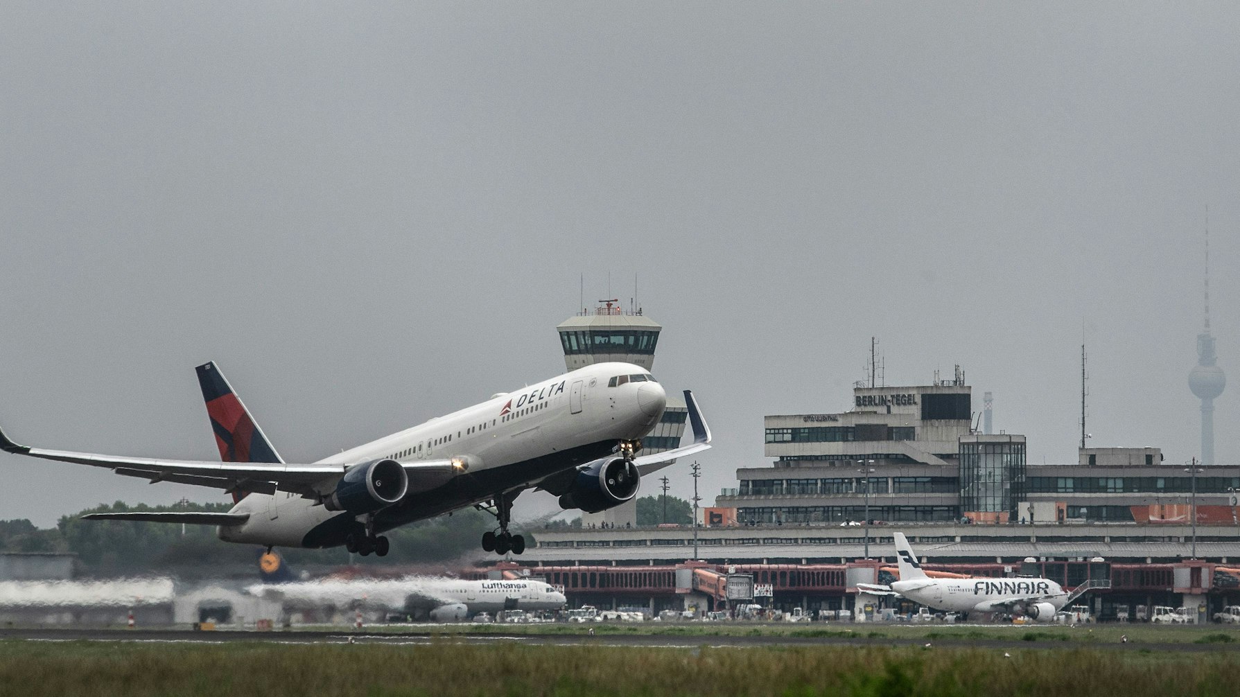 Ein Flugzeug von Delta Airlines startet am Flughafen Tegel.