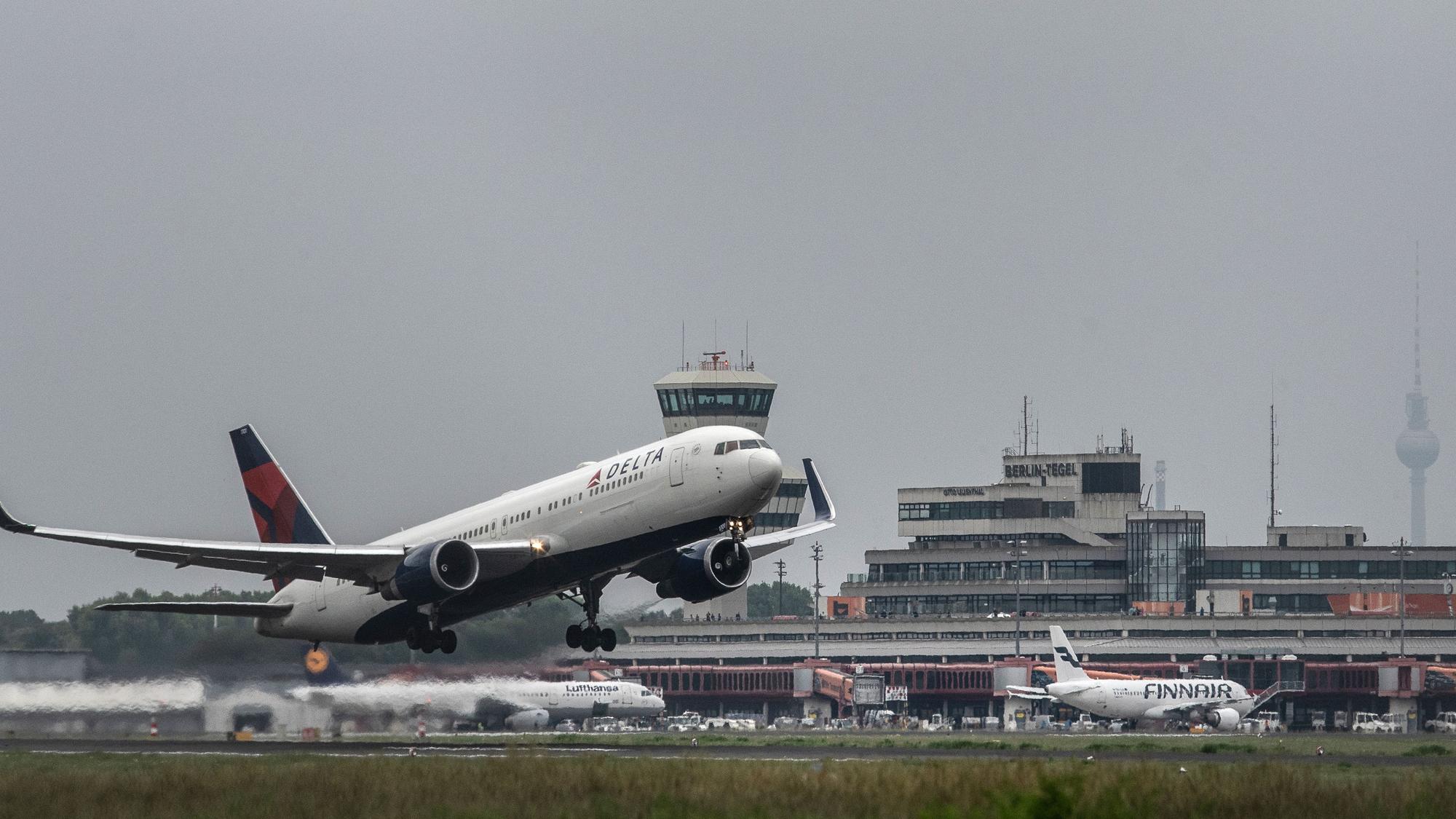 Ein Flugzeug von Delta Airlines startet am Flughafen Tegel.