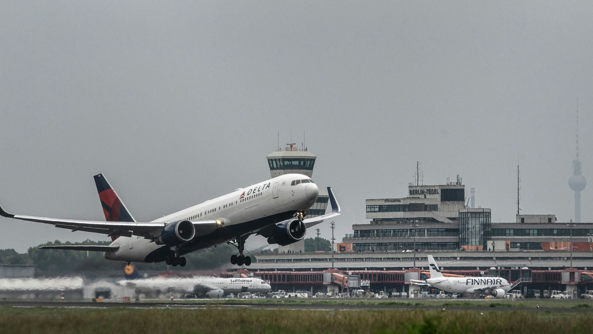 Ein Flugzeug von Delta Airlines startet am Flughafen Tegel.