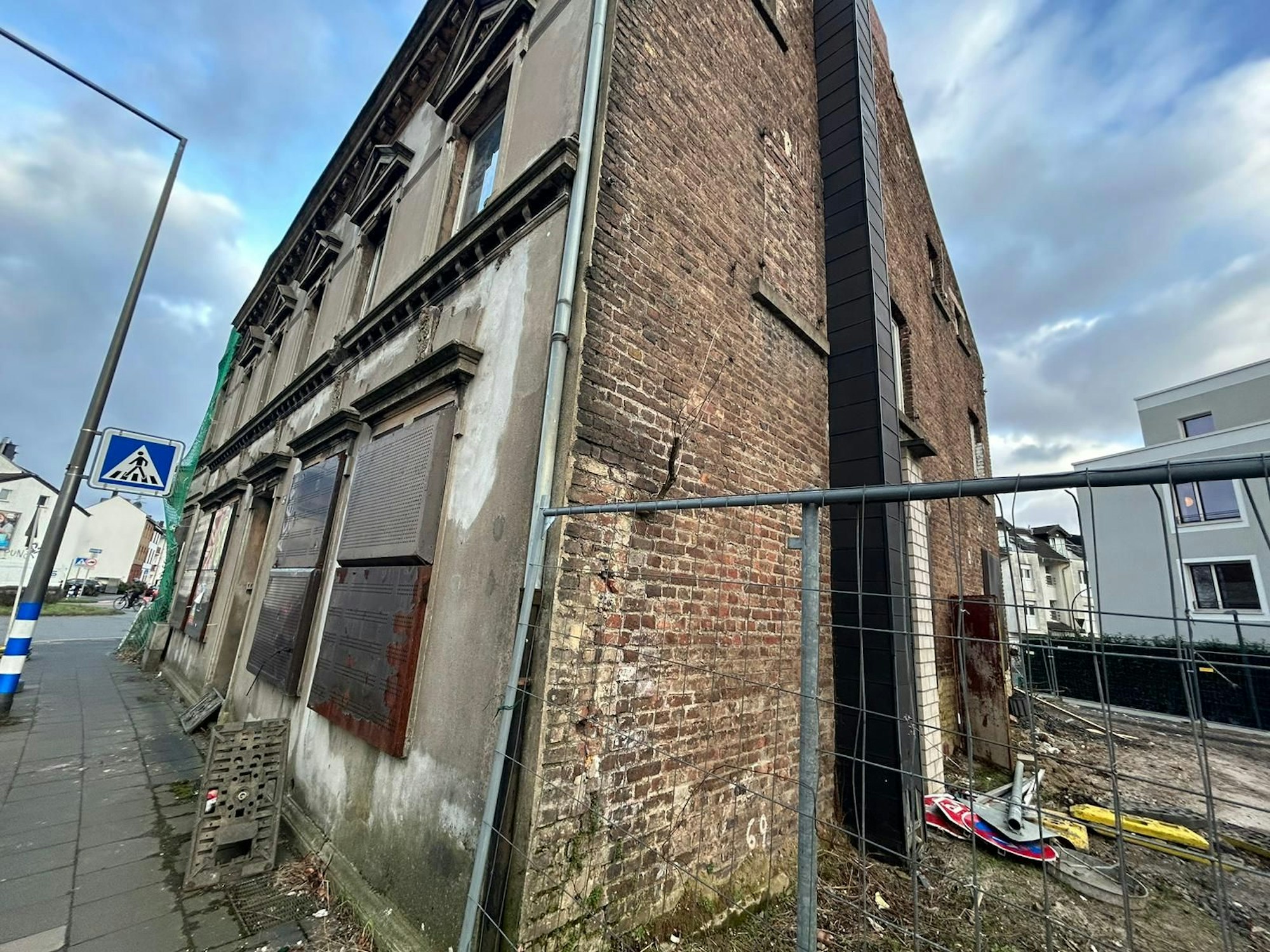Das Geisterhaus in Köln-Porz steht jetzt zum Verkauf.