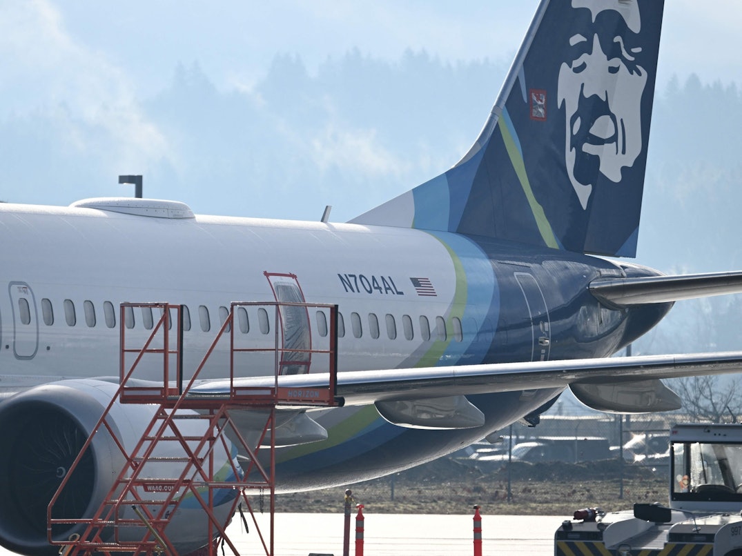 Eine Boeing 737-9 Max, die am 5. Januar auf dem Portland International Airport notgelandet ist, wird am 23. Januar 2024 in einer Wartungshalle in Portland, Oregon, abgestellt. Die fehlende Nottür ist abgedeckt und abgeklebt.