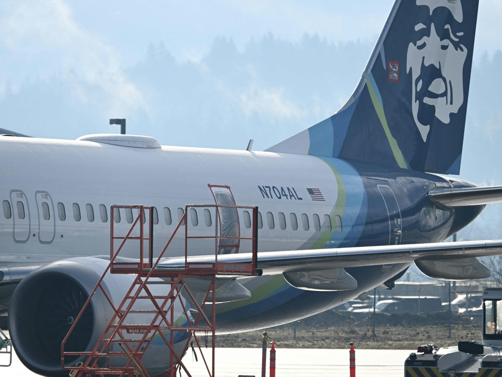 Eine Boeing 737-9 Max, die am 5. Januar auf dem Portland International Airport notgelandet ist, wird am 23. Januar 2024 in einer Wartungshalle in Portland, Oregon, abgestellt. Die fehlende Nottür ist abgedeckt und abgeklebt.