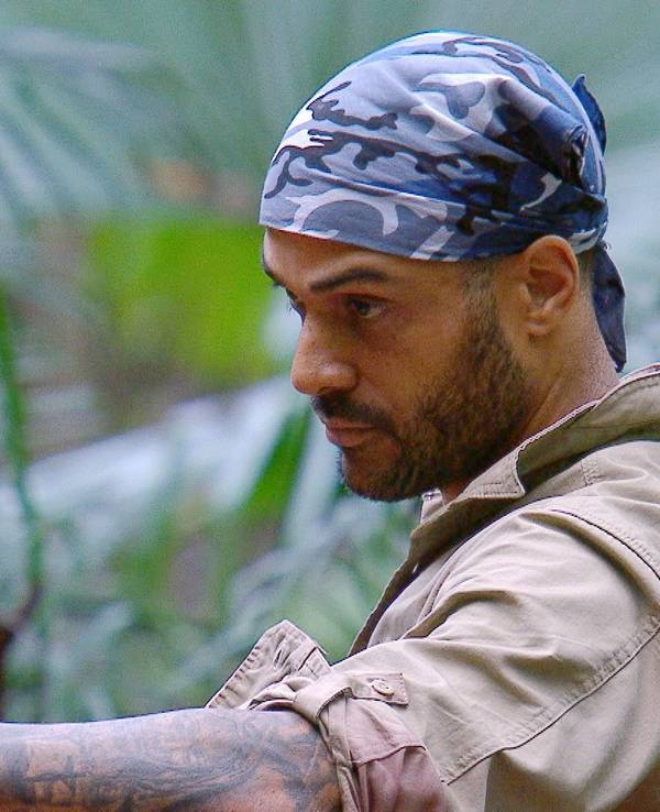 Das Foto stammt aus der RTL-Show Dschungelcamp und zeigt Kandidat David Odonkor, der mit den Armen gestikuliert.