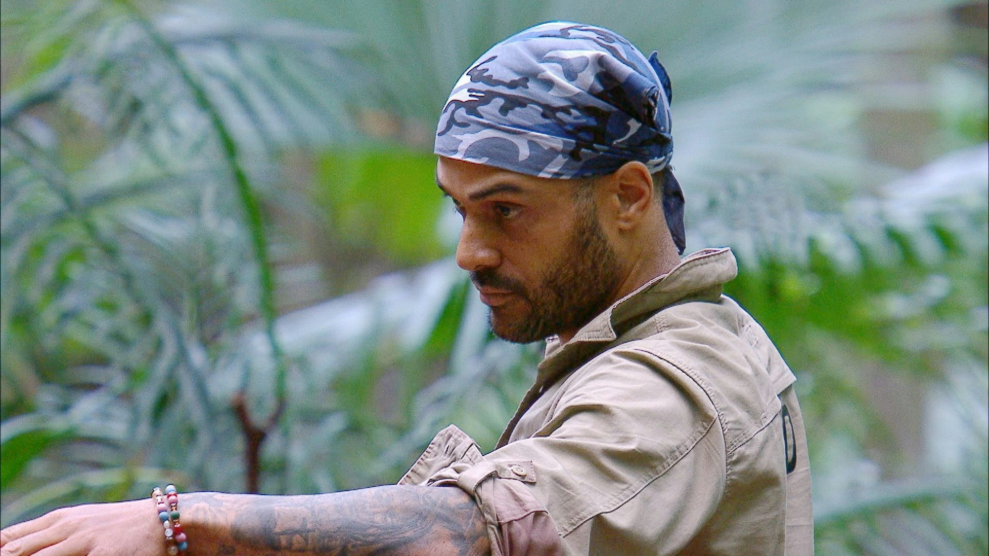 Das Foto stammt aus der RTL-Show Dschungelcamp und zeigt Kandidat David Odonkor, der mit den Armen gestikuliert.