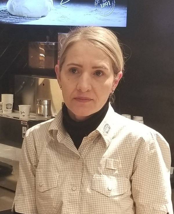 Valdete Nuradini (46) ist Mitbetreiberin der Bäckerei-Filiale Heberer's im Kölner Hauptbahnhof.