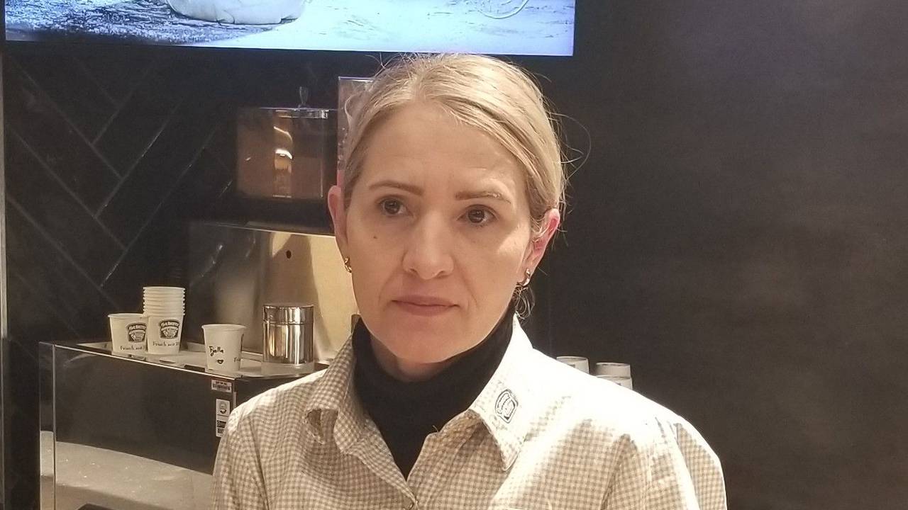 Valdete Nuradini (46) ist Mitbetreiberin der Bäckerei-Filiale Heberer's im Kölner Hauptbahnhof.