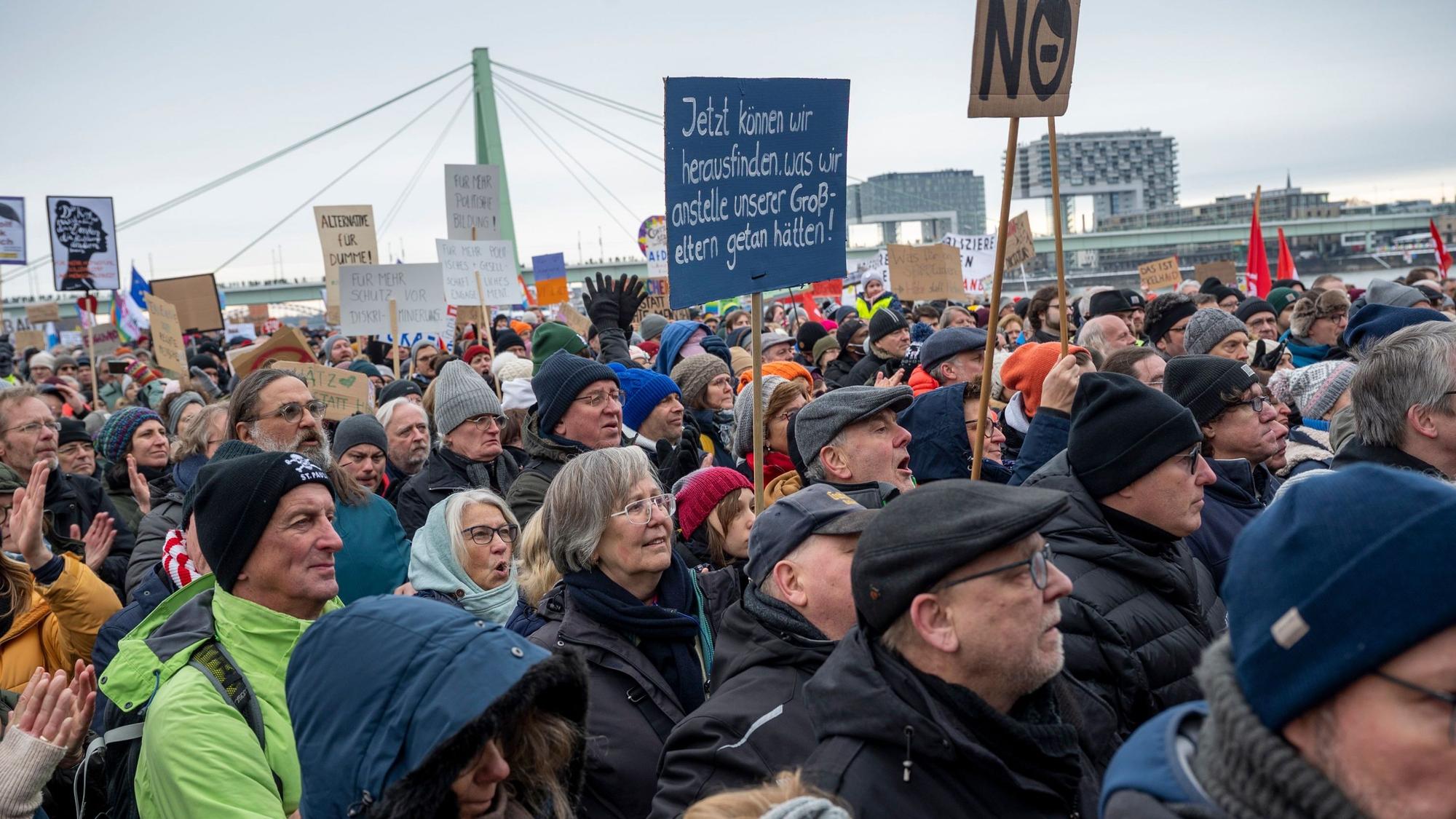 Tausende Menschen an der Deutzer Werft in Köln bei der Anti-AfD-Demo.