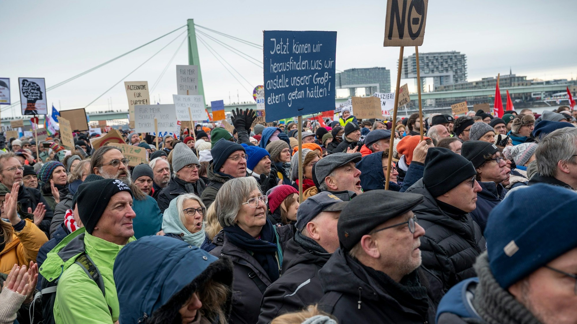 Tausende Menschen an der Deutzer Werft in Köln bei der Anti-AfD-Demo.