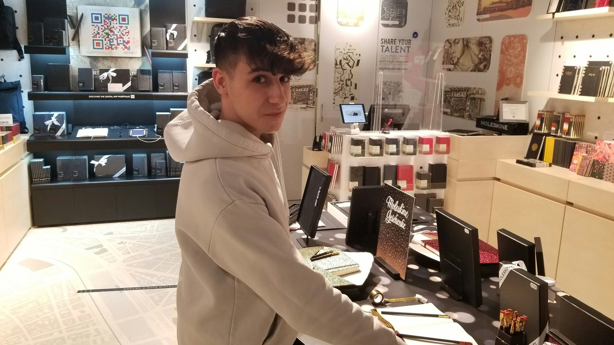 Russo Simone (20) arbeitet in der Moleskine-Filiale im Kölner Hauptbahnhof.